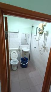 a bathroom with a toilet and a sink at Hotel Changlun B in Bukit Kayu Hitam +6 photos