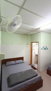 a bedroom with a bed and a ceiling fan at Hotel Changlun B in Bukit Kayu Hitam