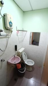 a bathroom with a toilet and a sink at Hotel Changlun B in Bukit Kayu Hitam