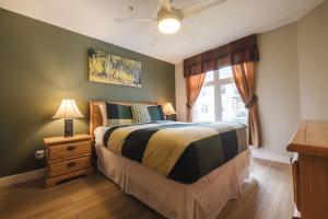 a bedroom with a bed and a window at Cozy 2BR-5BD Suite - Mountain Views - Htd Parking in Canmore