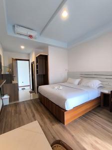 a bedroom with a large bed in a room at Wisma SIDAPORE JD in Lamobuang