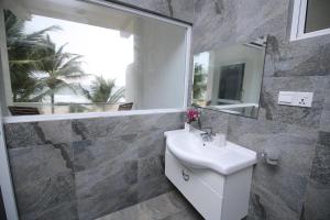 Bilik mandi di Nico Beach Hotel