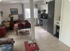 a kitchen and living room with a table and chairs at Chioselle in Chiatra