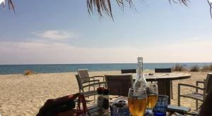 a table on the beach with glasses of wine at Chioselle in Chiatra