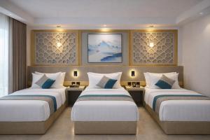 ein Hotelzimmer mit zwei Betten in der Unterkunft Aroma Hotel in Aqaba + 53 Fotos