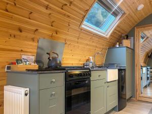 a kitchen with a stove top oven in a room at Curlew - Uk51340 in Draughton