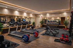 ein Fitnessstudio mit Gewichten und Geräten in einem Raum in der Unterkunft Aroma Hotel in Aqaba