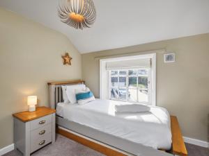 a bedroom with a bed and a window at Hayy Bondgate Cottage in Harewood +6 photos