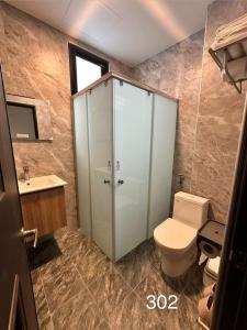 a bathroom with a toilet and a sink at Fu Qiaoqing Travel電梯獨棟 in Wujie +15 photos
