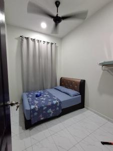 a bedroom with a bed with a ceiling fan at Dhila Homestay Jalan Pasir Mas Rantau Panjang in Pasir Mas