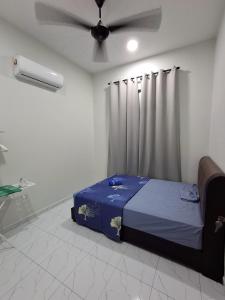 a bedroom with a bed and a ceiling fan at Dhila Homestay Jalan Pasir Mas Rantau Panjang in Pasir Mas +3 photos