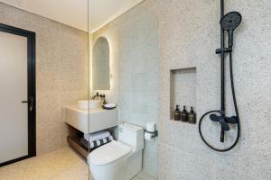 a bathroom with a shower and a toilet and a sink at Mount Valley Inn in Kubupenlokan