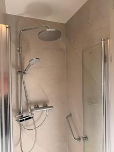 eine Dusche mit Duschkopf im Badezimmer in der Unterkunft Strand 12 in Scharendijke