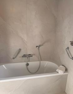 ein Badezimmer mit Badewanne und Dusche in der Unterkunft Strand 12 in Scharendijke