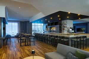 a lobby with a bar and some tables and chairs at Bridgewater Marriott in Bridgewater