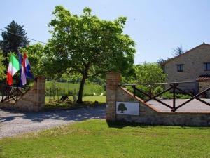 PietrafittaにあるCozy Holiday Home in Pietrafitta Umbria with Gardenの二旗門