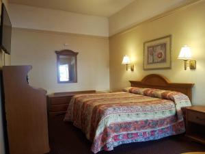 Postel nebo postele na pokoji v ubytování Travelers Lodge