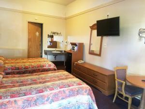 Postel nebo postele na pokoji v ubytování Travelers Lodge