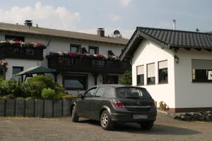 Pension Haus Liesertal في Üdersdorf: ركن السيارة أمام المنزل