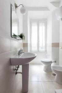 A bathroom at Al Colosseo 8