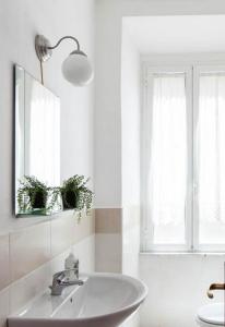 A bathroom at Al Colosseo 8