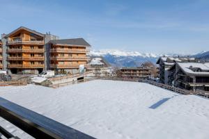 a view of a snow covered roof of a building at Le Tracouet - Central et cosy studio in Nendaz