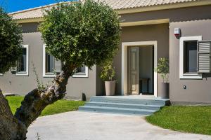 a house with a tree in front of it at Villa Katrin in Svoronata