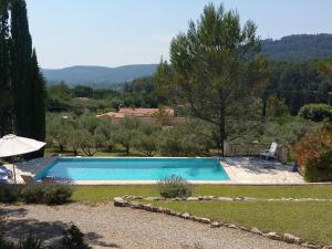 サレルヌにあるModern Villa With Swimming Pool in Salernes Franceの傘付きの庭園内のスイミングプール