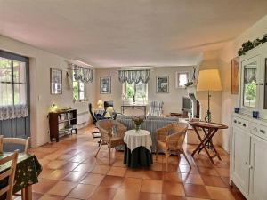 een woonkamer met een bank en een tafel bij Modern Villa With Swimming Pool in Salernes France in Salernes