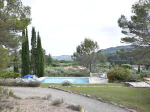 サレルヌにあるModern Villa With Swimming Pool in Salernes Franceの木の植わる庭のスイミングプール