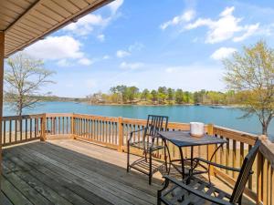eine Terrasse mit Tisch und Stühlen und Blick auf einen See in der Unterkunft Atkins Point - Private Lot - Easy Access To Water! in Arley