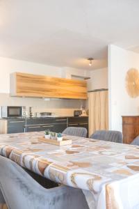 a dining room table with chairs and a kitchen at Christiania Central Nendaz in Nendaz