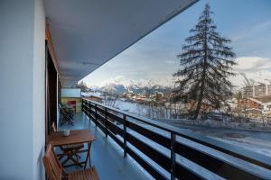 a balcony with a view of a snow covered mountain at Christiania Central Nendaz in Nendaz