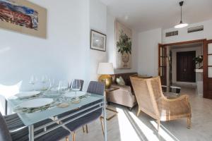 a living room with a blue table and chairs at Apartamento Mairena in Mairena del Aljarafe