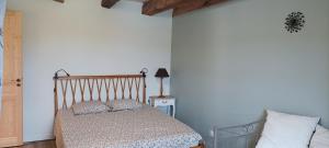a bedroom with a bed and a couch at Charme et tranquillité au cœur du Périgord in La Rafigne