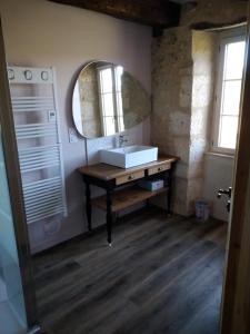 a bathroom with a sink and a mirror at Charme et tranquillité au cœur du Périgord in La Rafigne