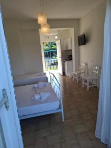 a room with a bed and a kitchen with a table at Musses Studios in Minia