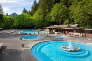 a group of three swimming pools with a fountain at Sol Duc Hot Springs Resort in Ovington
