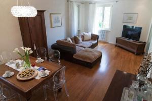 a living room with a couch and a table at Villa Fiore in Novilara