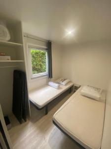a small room with a table and a window at l'impasse de la tranquillité in Pont-Aven