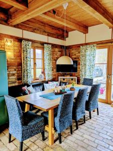 a dining room with a wooden table and chairs at Liljas Haus im Spreewald in Burg