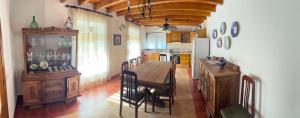 a dining room with a table and a kitchen at Villa Conde, Piscina, Barbacoa y Gran Patio in Prado