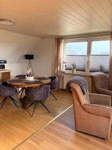 a living room with a table and chairs at Ferienwohnung Weitblick in Großheide