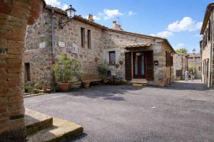 a stone building with a bench in front of it at Il cantuccio di Federico in Radicofani