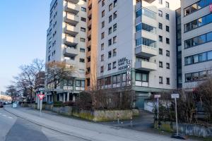 an empty street in front of a tall building at Family Apartment History 5 Gäste Air Condition Parken Frei in Munich