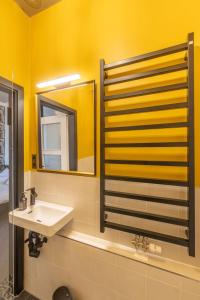 a bathroom with a sink and a mirror at Family Apartment History 5 Gäste Air Condition Parken Frei in Munich +11 photos