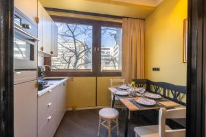 a small kitchen with a table and a window at Family Apartment History 5 Gäste Air Condition Parken Frei in Munich