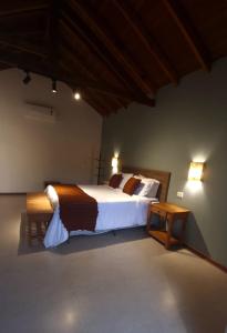 a bedroom with a large bed and a table at Doce Refugio in Santo Antônio do Pinhal +18 photos