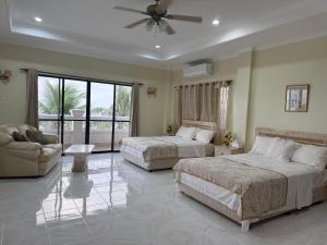 ein großes Schlafzimmer mit zwei Betten und einer Couch in der Unterkunft Mateos Villa in Carmen + 45 Fotos