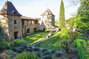 an estate with a garden and a building at Domaine du Cardou in Puy-lʼÉvêque